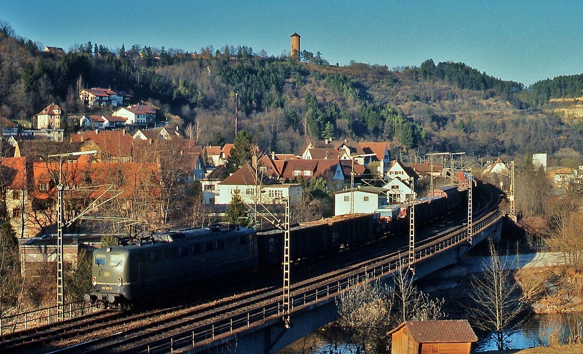 Unterwegs auf der Gäubahn: Eine unbekannte 150 überquert am sonnigen 29.02.1992 den Neckar bei Horb