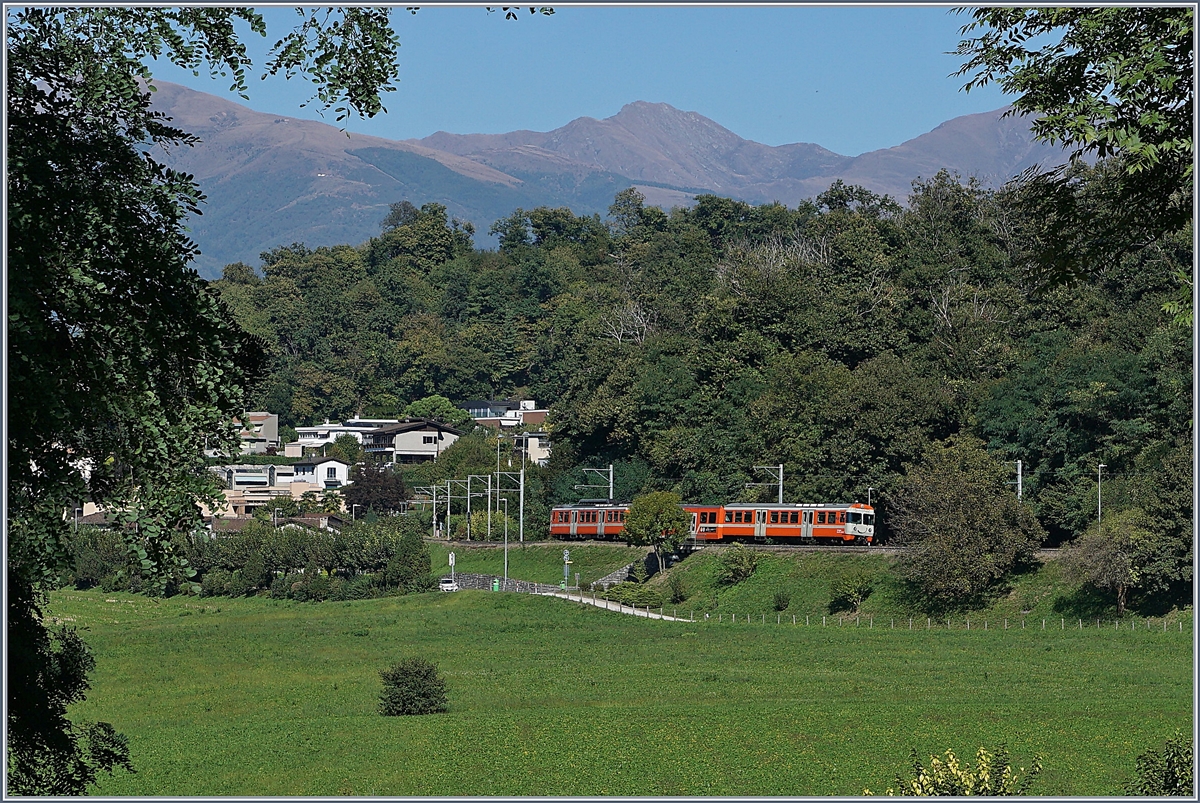 Unterwegs nach Ponte Tresa wird der FLP Be 4/12 kurz vor der Station. Sorengo Laghetto von der üppigen Vegetation etwas verdeckt.
27. Sept. 2018 