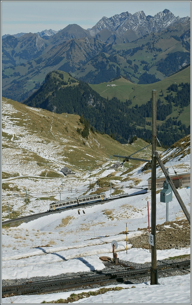 Unweit der Gipfstation fährt ein Rocher de Naye Zug. 
12. Ok.t 2011