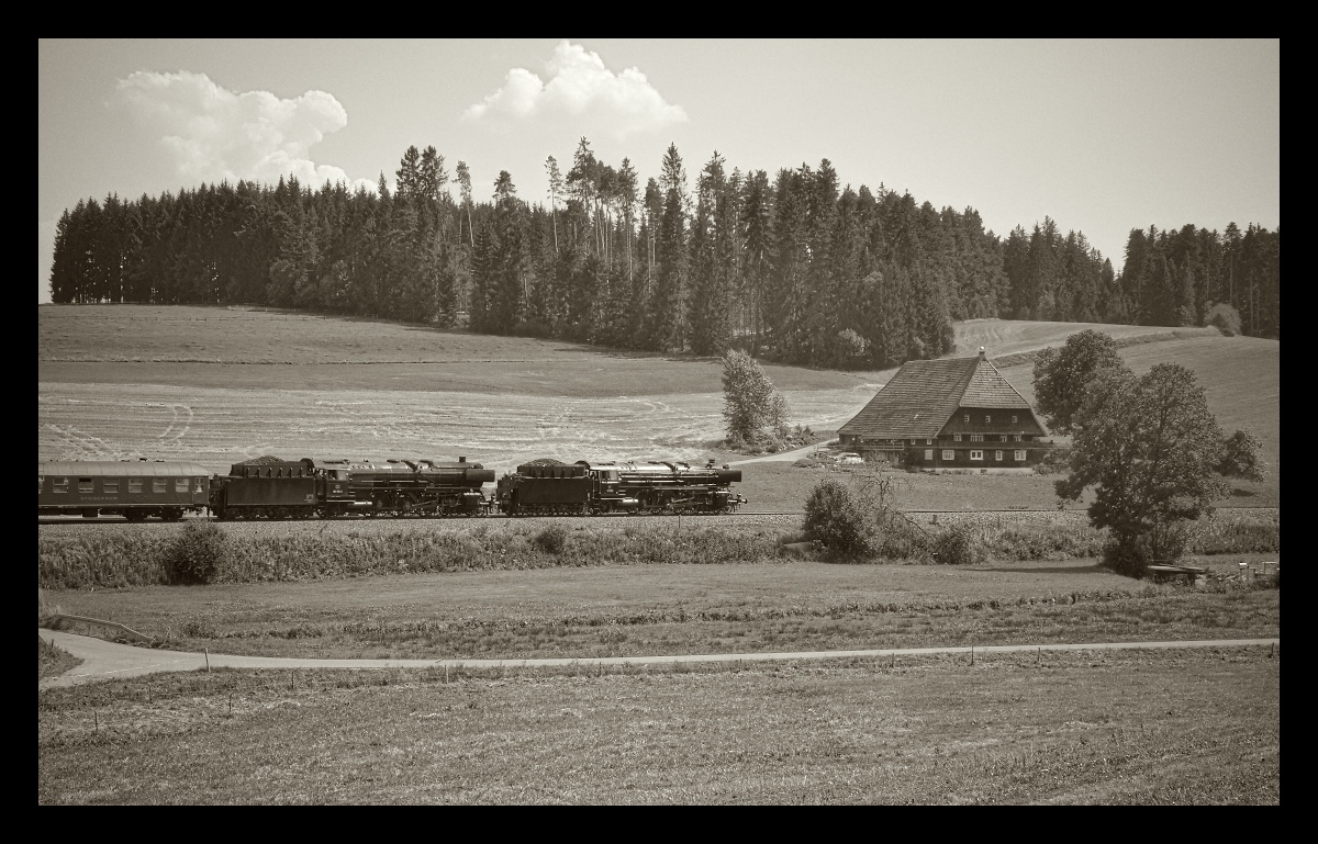 Variationen im Schwarzwald mit der Dampflok des Vereins Pacific 01 202. 

Variante eins: Aufnahme von 01 202 und 01 150-7 mit Ilford HP4 bei Stockburg im Schwarzwald. Hoffentlich ein klein wenig im Stile Carl Bellingrodts. August 2015. Ausnahmsweise mit Retouche.

