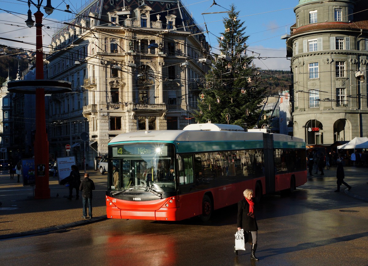 VB: In der Stadt Biel wurde der Strassenbahnbetrieb der im Jahre 1877 eröffnet und 1948 still gelegt wurde, durch Trolleybusse ersetzt, die noch heute auf den Linien 1 und 4 verkehren. Am 28. November 2015 wurde der HESS-Trolleybus Nummer 60 der neusten Generation auf dem Zentralplatz Biel verewigt. Der Weihnachtsbaum ist geschmückt, die Adventszeit kann morgen beginnen. Trolleybusse können auch unter den Bahnen eingestellt werden, da sie dem schweizerischen Eisenbahngesetz unterstehen.
Foto: Walter Ruetsch
