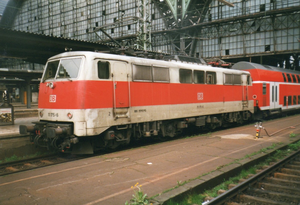  Verkehrsrot statt Orange  klangte es in die Corridors of Power bei DB -und das etwas aufst�ndischen Bw Frankfurt-I mahlte der orange Bauchand von 111 175 ins Verkerhsrot um: Frankfurt-am-Main, 28 Juli 1999 sah das erfolg.