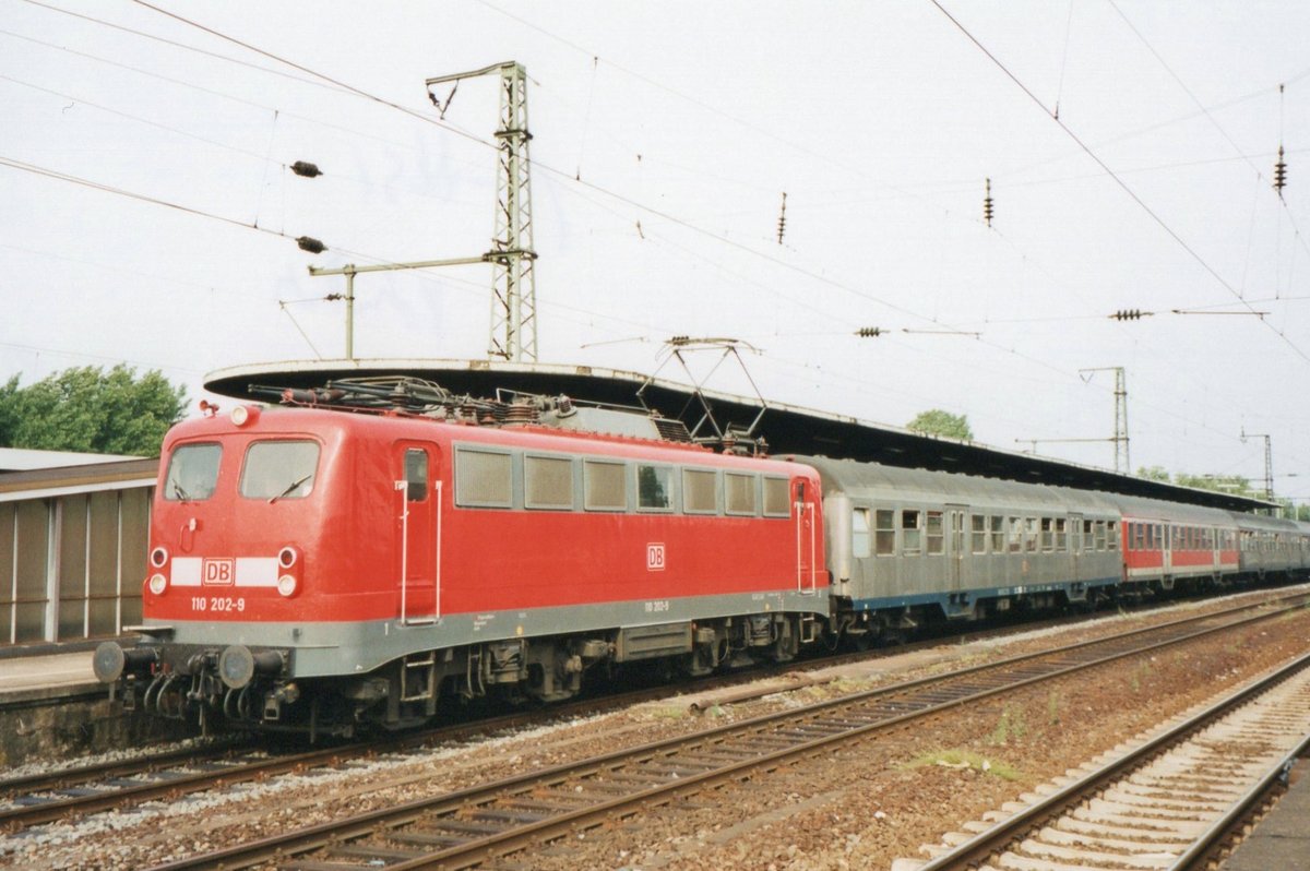 Verkehrsroter 110 202 steht am 13 April 2002 in K�ln Deutz.