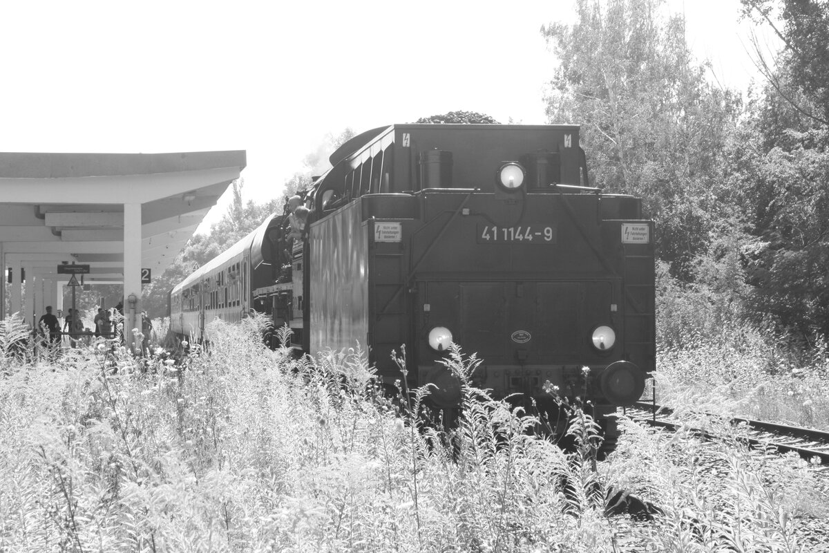 verl�sst mit dem Querfurt-Express den Bahnhof M�cheln (Geiseltal) See in Richtung Querfurt am 14.8.21