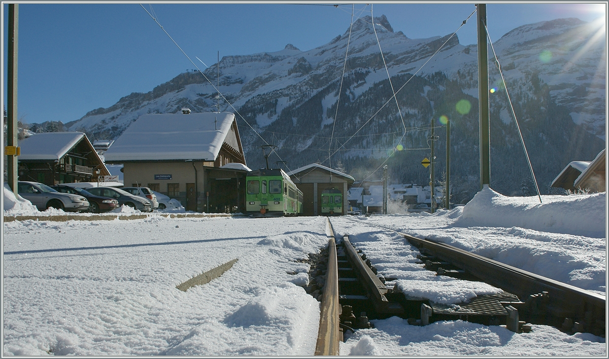 Vom Bahnübergang einen Gegenlichtblick auf den Bahnhof von Les Diablerets mit einem dort auf die Abfahrt nach Aigle wartenden ASD Regionalzug. 

25. Jan. 2014