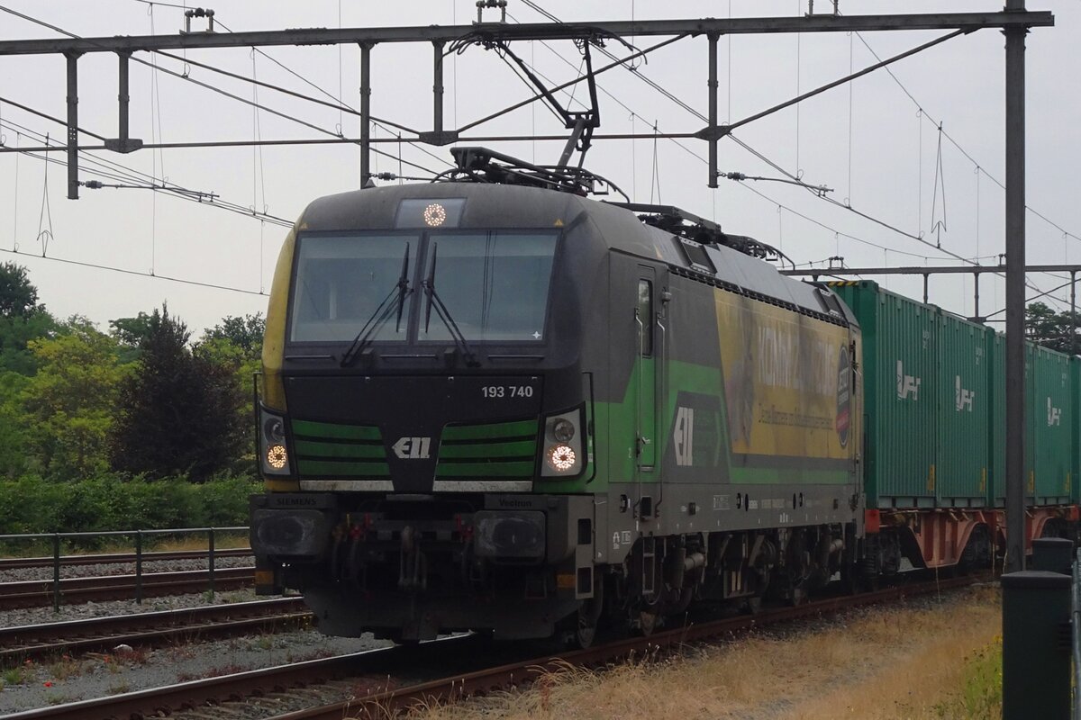 Vom hinter den Gitter: am 22 Juni 2023 treft LTE 193 740  KOMMT ZUM ZUG  mit der Erant-Containerzug in Oss ein. Die Buchstabierung auf die Container sieht aus wie 'EPATH' aber das ist die Cyrillische Schreibweise für Erant -der Containerzug kommt mit Getreide aus Ukraine. 