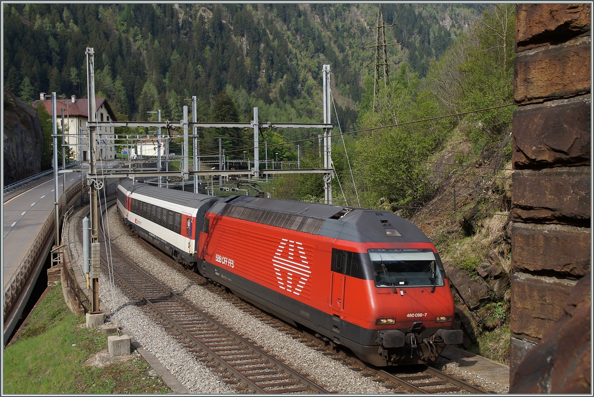 Von Rodi-Fiesso durch die Dazio Grande nach Faido: in der Gegenrichtung erreicht die SBB Re 460 098-7 mit dem IR 2159 von Basel nach Locarno das Nordportal des Dazio Tunnels. 
6. Mai 2014
