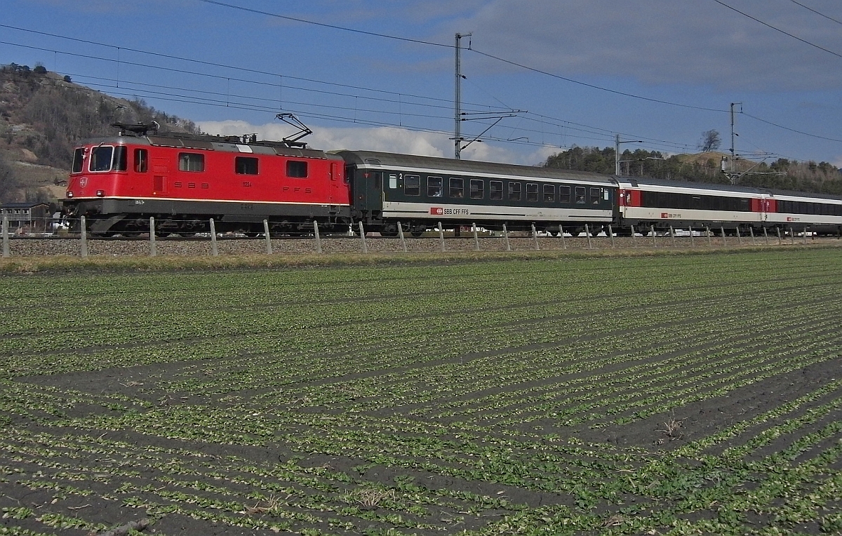 Von St. Gallen kommend befindet sich Re 4/4 II 11224 mit dem RHEINTAL-EXPRESS RE 3815 am 06.03.2012 bei Weite auf der Fahrt nach Chur.