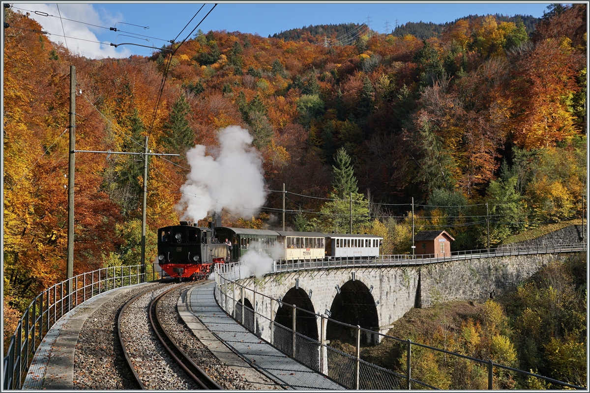 Vor dem Hintergrund des  prächtig gefärbten Herbstwaldes dampft die G 2x 2/2 105 in Richtung  Blonay. 

24. Okt. 2020