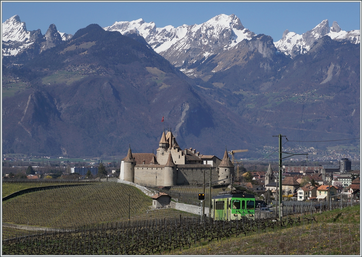 Vor dem Hintergrund der mächtigen Wallier Alpen und dem Schloss von Aigle ist ein ASD Regionalzug bei Aigle auf dem Weg nach Les Diablerets. 

30. März 2021