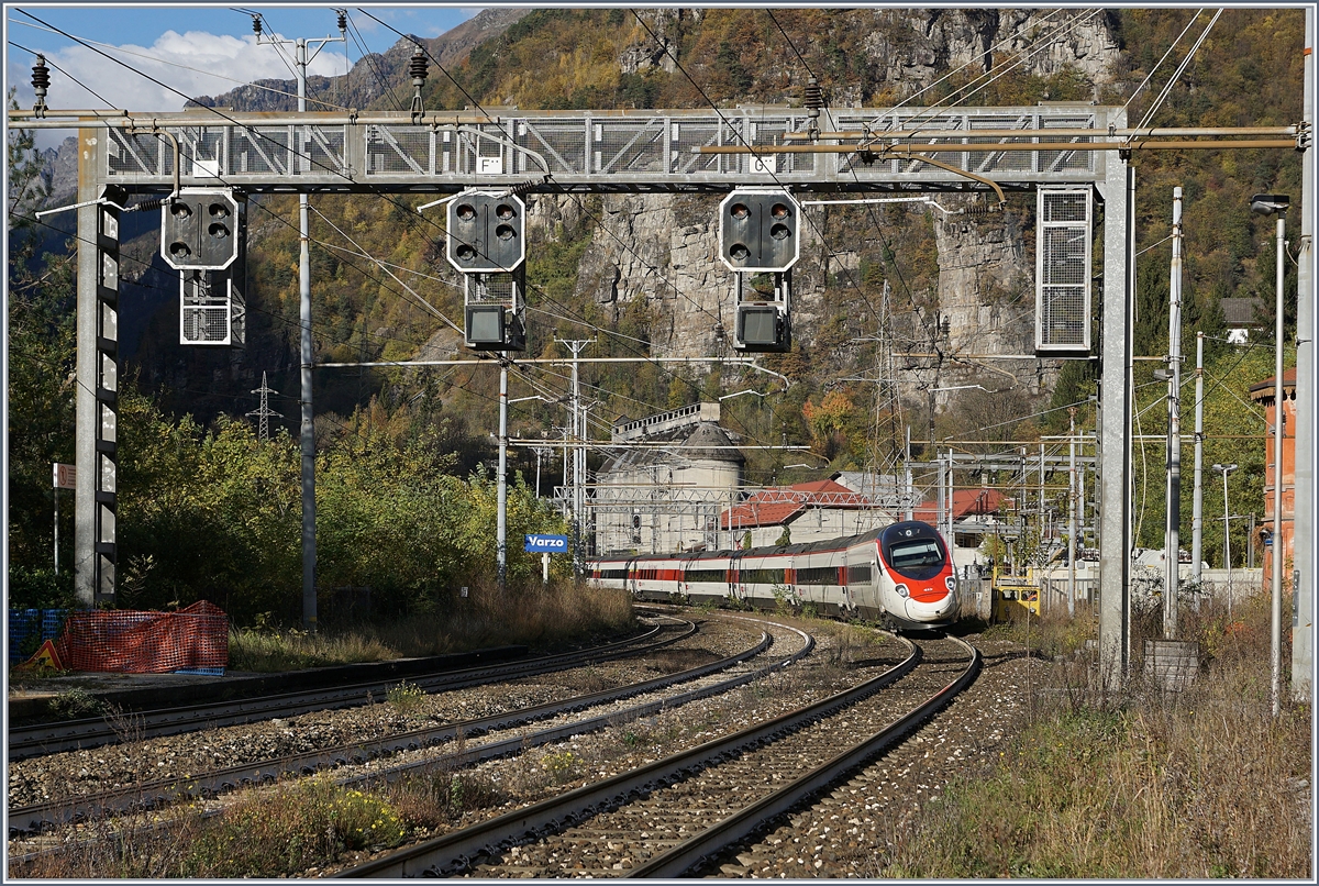 Vor der markanten Signalbrücke von Varzo erreicht ein SBB RABe 503 (ETR 610) als EC 37 von Genève nach Venezia unterwegs, den Bahnhof von Varzo.
27.10.2017