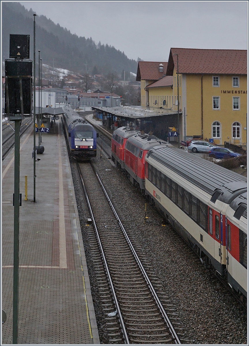 W�hrend die Alex 223 mit ihrem Zug nach M�nchen auf die Abfahrt wartet, fahren zwei VDB 218 mit einem EC nach Z�rich durch den Bahnhof von Immenstadt. 

15. M�rz 2019