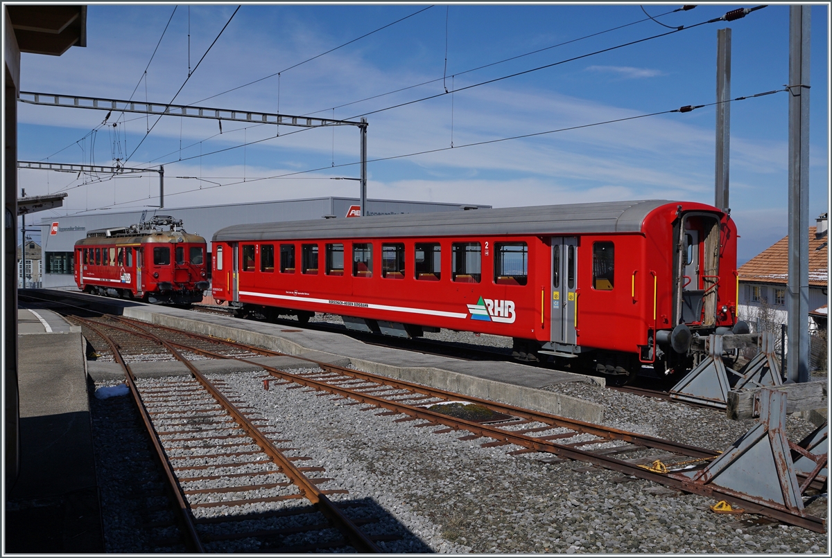 Während bei der SBB die letzten EW I aus dem planmässigen Dienst ausschieden, schient der RHB EW I B 10 (96 85 835 5010-8 CH-AB) auch künftig hin und wieder im Einsatz zu sein. 
Im Hintergrund der ABDeh 2/4 24.

23. März 2021