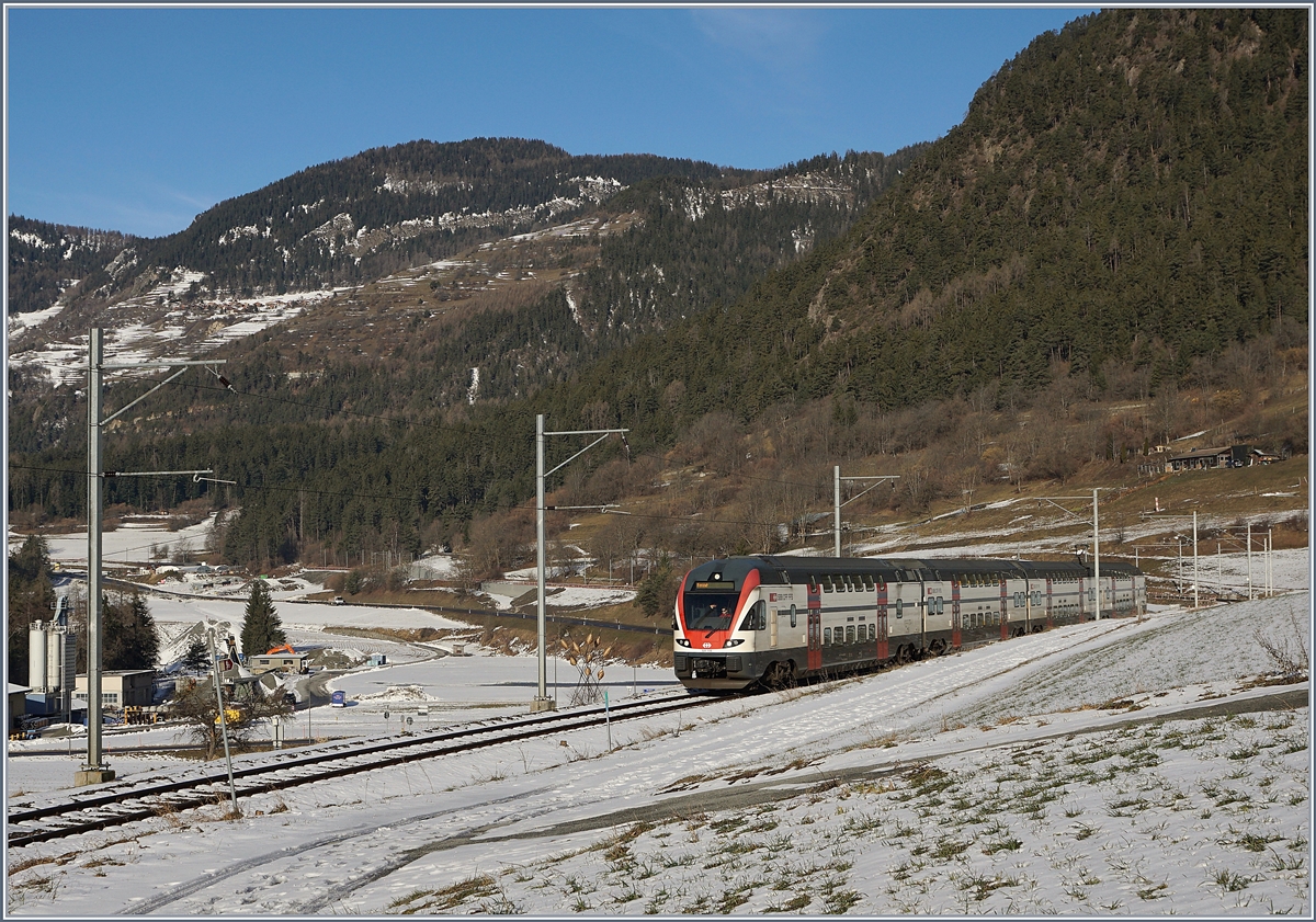 Während in Deutschland die KISS bald als IC verkehren werden, sind die für den S-Bahn- und Regionalverkehr konzipierten Züge in der Schweiz bereits als IR unterwegs und in diesem Fall Ziel meiner Reise ins Tal de Bagnes: der SBB RABe 511 110 erreicht als IR 1745  Verbier Express  in Kürze sein Ziel Le Châble. Der IR 1745 verkehrt für den Wintersportverkehr in der Regel Samstags und Sonntags ab Genève mit dem IR 1711 und wird in Martigny geflügelt; auf der Rückfahrt verkehrt der Zug als RE 18496 (ohne Halt zwischen Martigny und Vevey) und wird in Vevey mit dem RE 18460 vereinigt. 

20. Februar 2020