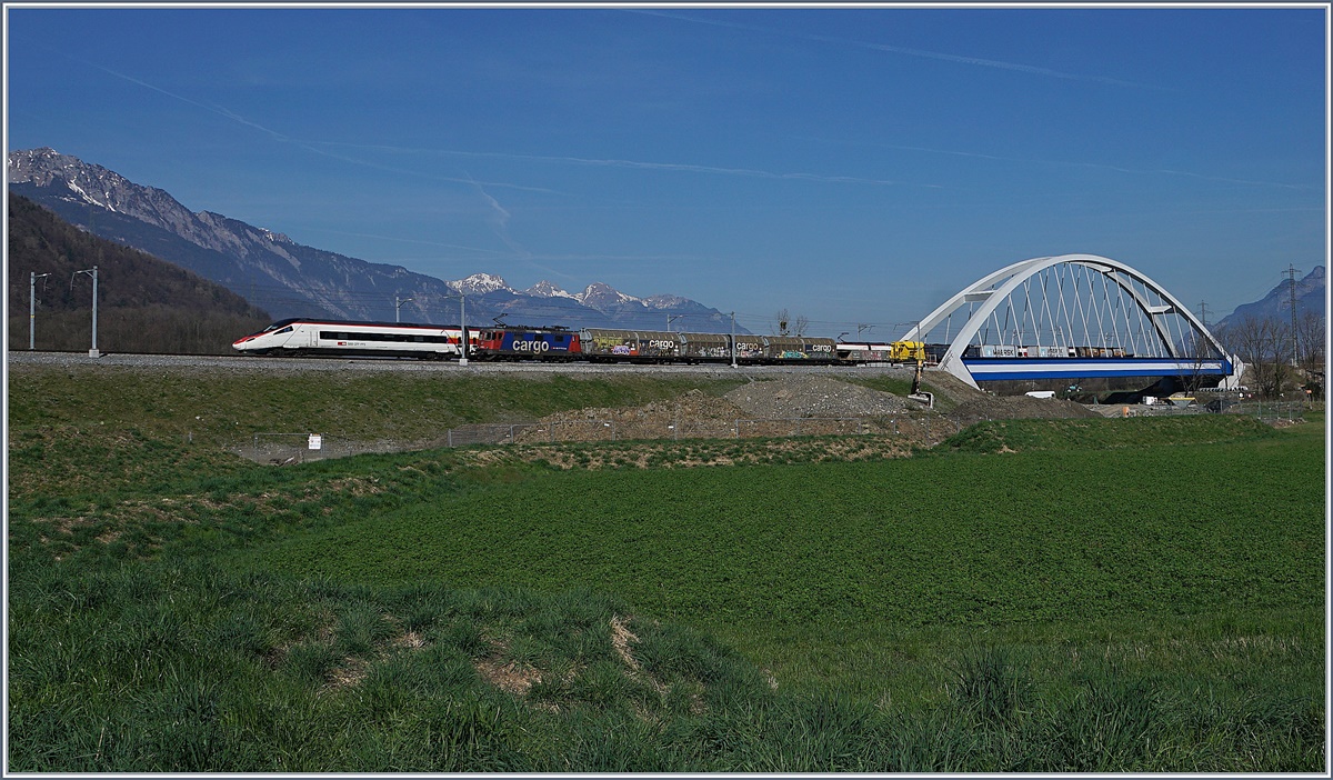 Während ein Güterzug in Richtung Wallis fährt, ist der SBB ETR 610 auf dem Weg von Milano nach Genève und überquert bei Massogex die Rhone. 

27. März 2017