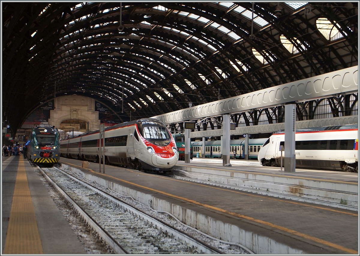 Während ein SBB ETR 610 in Milano Centrale auf die Abfahrt wartet, trifft ein anderer gerade an seinem Zielbahnhof ein.
21. Juni 2015