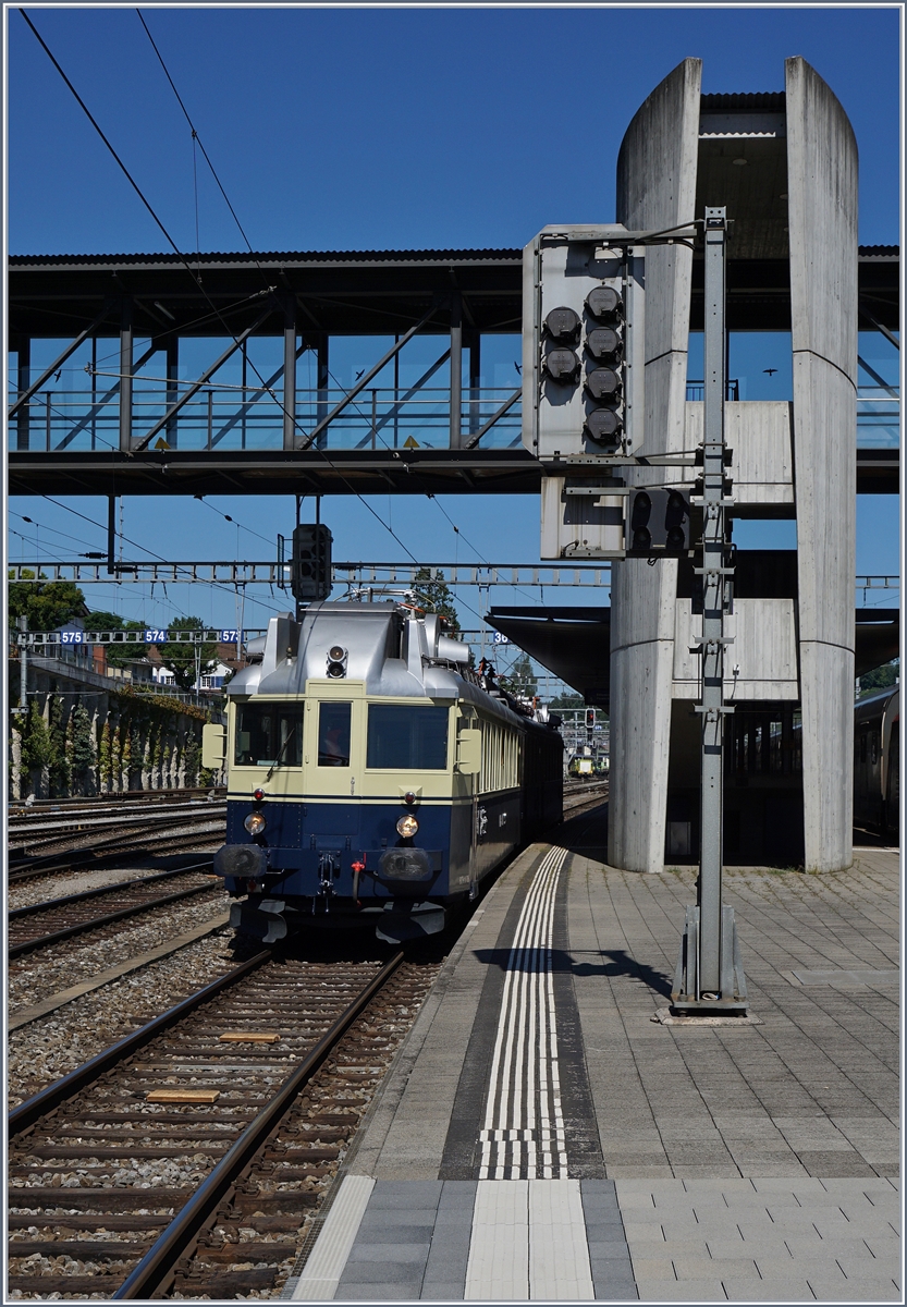 Während der historische BCFe 4/6 auf der Strecke Spiez Interlaken planmässige Reglezüge fuhr, befuhr er die Lötschberg Berg-Strecke via Kandersteg nach Brig als Zustzt RE. 
Hier ist der Zug in Spiez zu sehen. 
14. August 2016