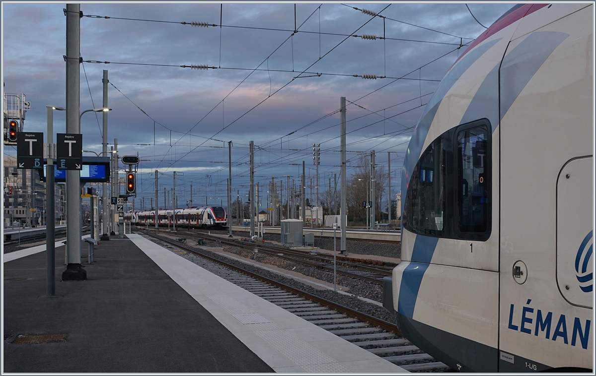 Während im rechten Bildteil ein SBB RABe 522 auf die Abfahrt wartet, verlässt im Hintergrund ein Zug der gleichen Baureihe Annemasse. 

13. Feb. 2020