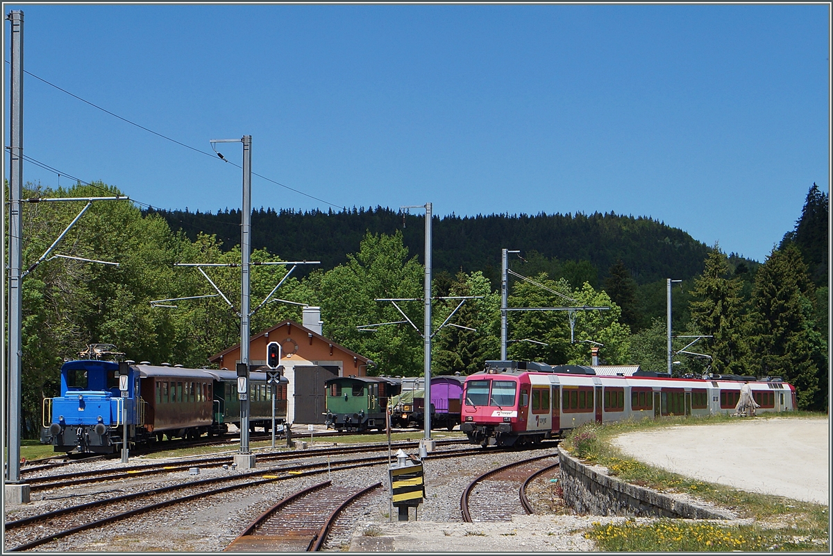 Während der TRAVYS Domino Le Pont erreicht, warten links im Bild ein Rangierlok und zwei vierachsige Bi Wagen, wie sie Seetal und beispielsweise bei der EBT SEZ oder GBS im Einsatz standen, auf Museumszugeinsatz.
3. Juni 2015