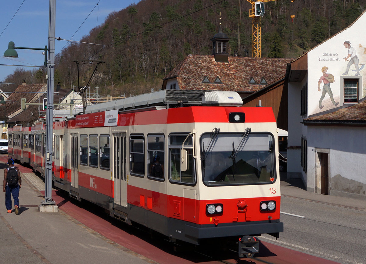 WB/BLT: Pendelzug mit dem BDe 4/4 13 anlässlich der Ortsdurchfahrt Oberdorf am 1. April 2017.
Foto: Walter Ruetsch