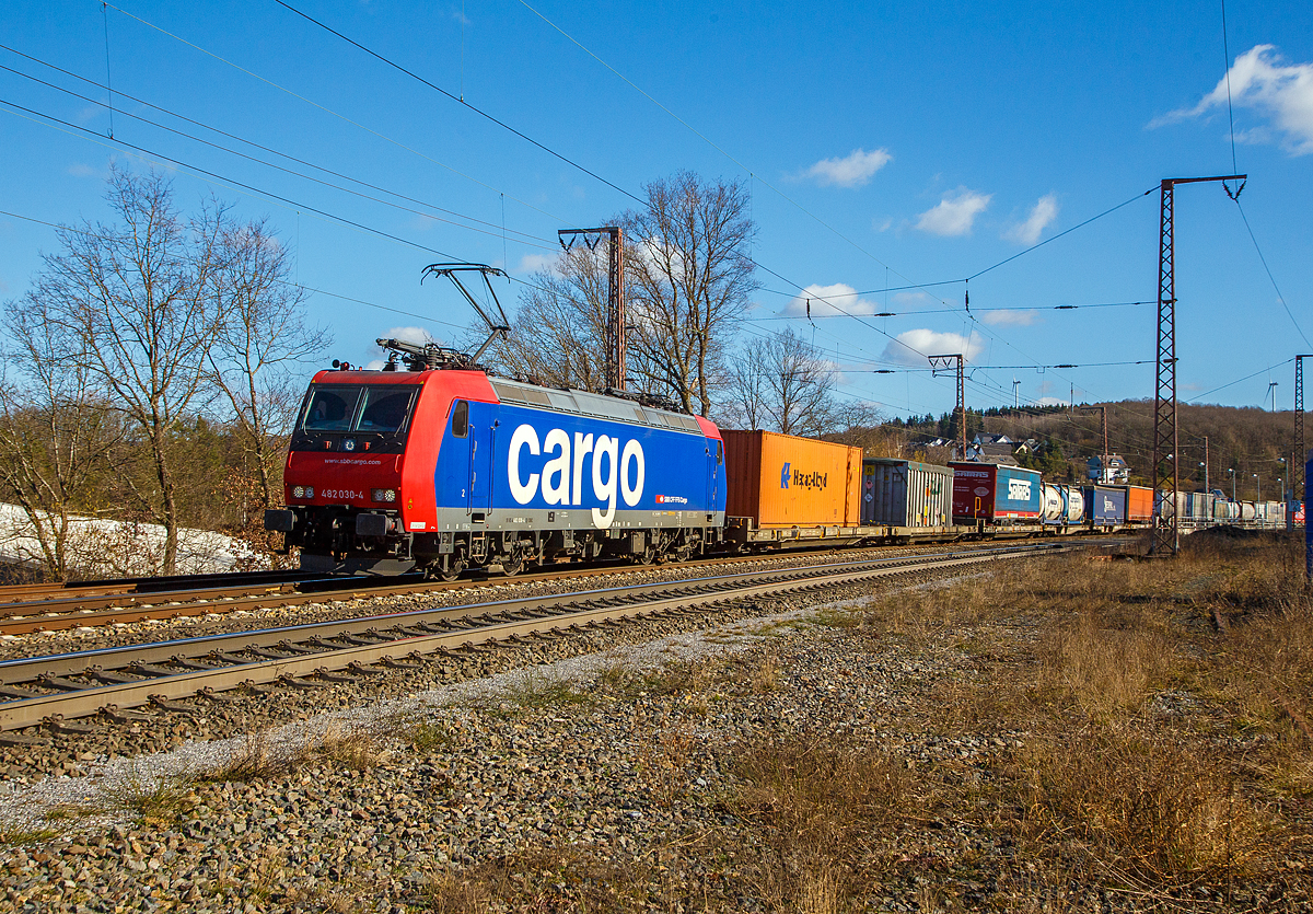 Wenn ich nicht in die Schweiz komme, so kommt sie schon mal bei mir vorbei...
Die Re 482 030-4 (91 85 4 482 030-4 CH-SBBC) der SBB Cargo AG fährt am 27.02.2021 mit einem HUPAC-KLV/Container-Zug durch Rudersdorf (Kr. Siegen) in Richtung Norden.

Die TRAXX F140 AC1 wurde 2003 von Bombardier in Kassel unter der Fabriknummer 33605 gebaut und an die SBB Cargo AG geliefert. Sie hat die Zulassungen und Zugbeeinflussungssysteme für die Schweiz und Deutschland. Zurzeit ist sie an die SBB Cargo International AG vermietet.