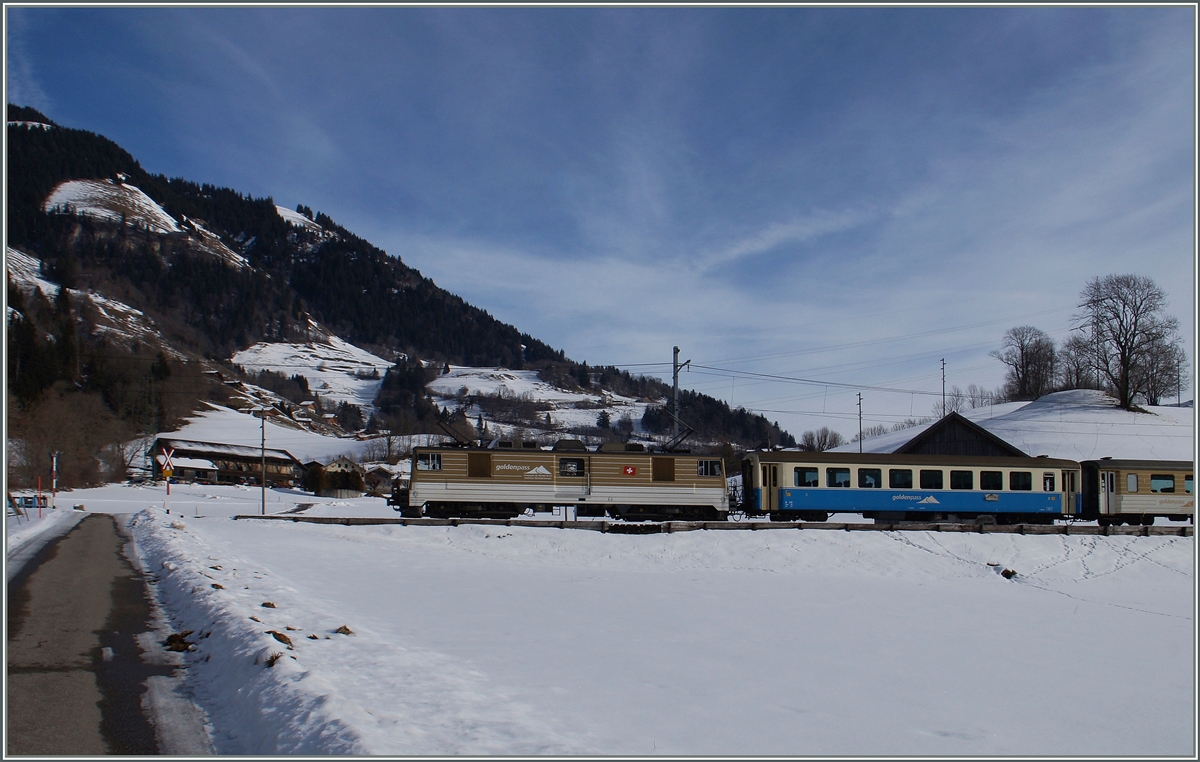 Winter bei Rossinere: Eine MOB GDe 4/4 auf dem Weg nach Montreux.
26. Jan. 2016
