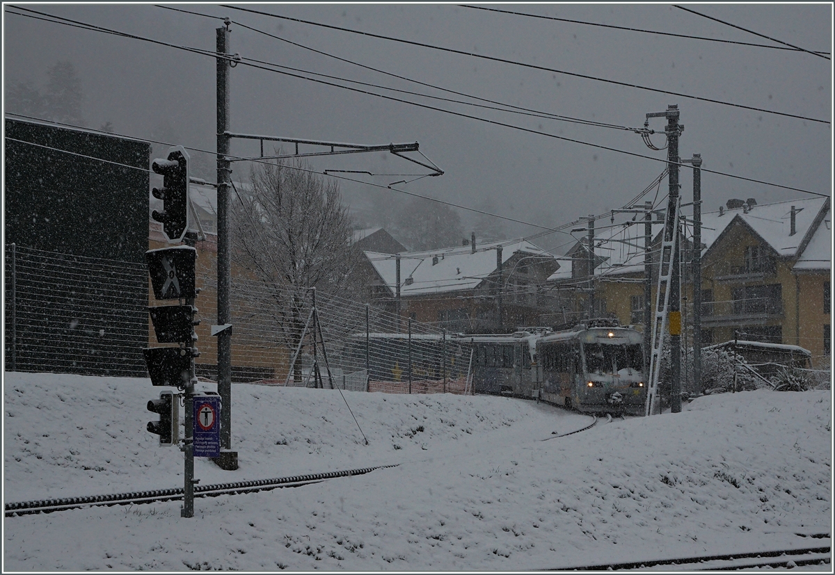 Winter in Blonay, der  Train des Etoiles  und  Astropleiades  erreichen Blonay.
12. Feb. 2016