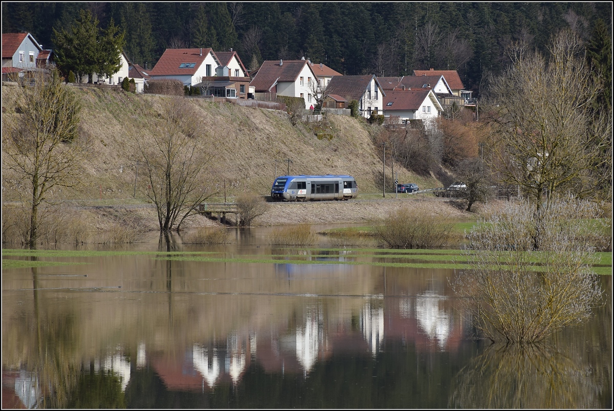X 73755 bei der Einfahrt nach Morteau. Im Vordergrund der über die Ufer getretene Doubs. April 2018.