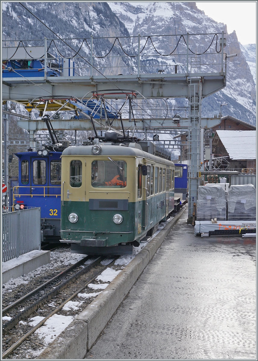 Zu meiner Freude musste der BDeh 4/4 115 in Lauterbrunnen nach dem Entladen der Güterwagen etwas zurücksetzen so, dass doch noch ein etwas besseres Bild zustande. 
Das Gelände ist übrigens frei zugänglich (Zugang zum Güterschalter) doch sollte man aus Sicherheitsgründen doch etwas von den Verladearbeiten Abstand halten. 

16. Jan. 2024