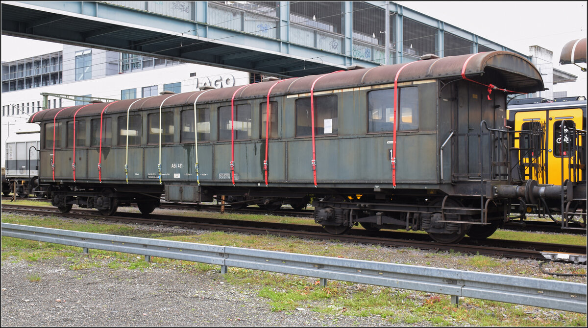 Zu spät zu 150 Jahre Emmentalbahn. Da fliegt ihm fast das Blech weg, denn auf deutschen Gleisen kommt man leider nicht pünktlich zum 150-Jährigen. Vier Tage nach dem Jubiläum sind wir in Konstanz angekommen und noch lange nicht in Konolfingen. Laut Lauffähigkeitsbescheinigung ist die Dampfbahn Bern der Auftraggeber für diese Fuhre.

Der Wagen wurde 1909 von der SIG an die Emmentalbahn geliefert und kam als BC 17 in Verkehr. Bei einer grösseren Nummernrochade anlässlich der Elektrifizierung der Emmentalbahn bekam der die Nummer BC 9. Im Jahr 1942 wurde der Holzaufbau modernisiert und mit Blechen verkleidet. Die Nummer war neu BC4 35. Im Jahr 1962 wurde der Abschaffung der 3. Klasse mit der neuen Nummer ABi 431 Rechnung getragen. Mit seinem Einsatz ab 1977 bei der Eurovapor auf der Wutachtalbahn entging der Wagen der Verschrottung. Ab 2015 musste der Wagen noch 10 Jahre nach Heilbronn ins Exil, erst jetzt geht es wieder nach Hause.

Konstanz, Mai 2025. 