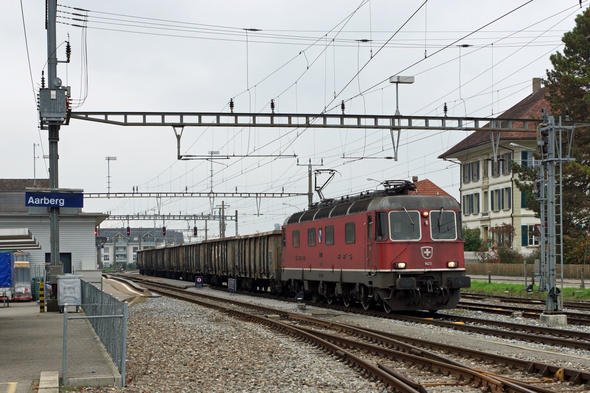 Zuckerr�benz�ge: Auch w�hrend der Zuckerr�benkampagne 2015 herrscht Grossbetrieb in Aarberg. All die zahlreichen  SUGAR TRAINS  auf Strasse und Schiene sind zum Teil auch oft zu Nachtzeiten unterwegs. Ein Leer-Material-Zug mit der Re 6/6 11623  RUPPERSWIL  wartete am 10. Oktober 2015 in Aarberg auf die Abfahrt in Richtung Westschweiz. Der in die Epoche zur Re 6/6 passende SAURER-Lastwagen wurde ebenfalls am 10. Oktober 2015 in Aarberg verewigt.
Foto: Walter Ruetsch 