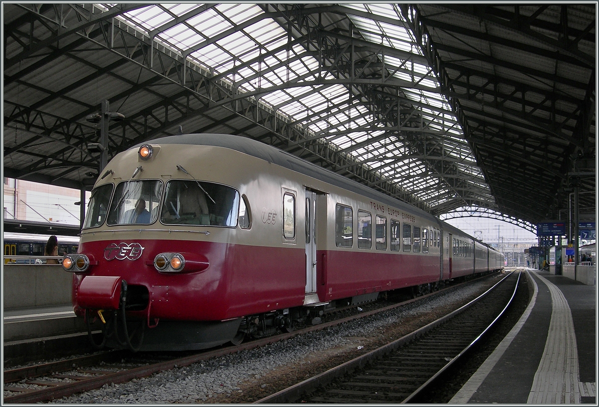 Zur Feier 100 Jahre Vallorbe - Frasne reiste der RAe TEE II 1051 an und wartet nach dem Fahrtrichtungswechsel in Lausanne nun auf die Weiterfahrt nach Vallorbe.
16. Mai 2015