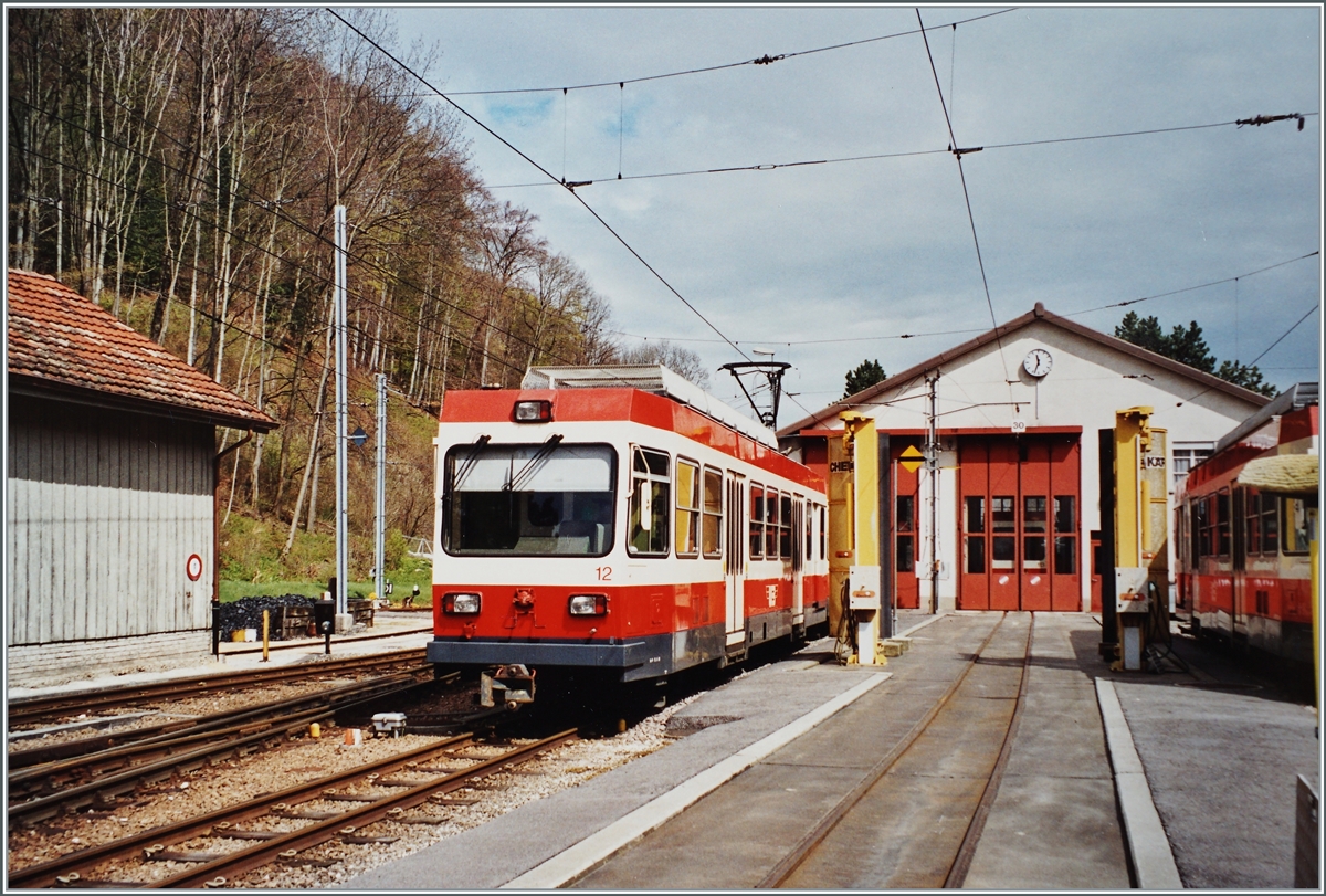 Zwanzig Jahre später sind die drei BDe 4/4 1-3 nicht mehr Einsatz, und die BDe 4/4 11 - 14 (1986) haben den Verkehr übernommen. 

Im Bild der in Waldenburg abgestellte BDe 4/4 N° 12. 

24. April 2001