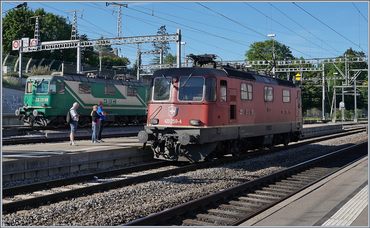 Zwar etwas ungeschickt platziert, aber es war die einzige Möglichkeit die BAM (MBC) und die SBB RE 4/4 II gemeinsam auf Bild zu bekommen.

Morges, den 8. Juni 2019