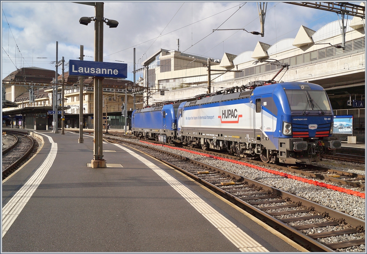 Zwar verkehren RailCare Rem 476 von Genève nach Vufflens-la-Ville und weiter dem Jurasüdfuss entlang, aber in Lausanne sind Vectron-Loks ziemlich selten. Um so mehr freute ich mich, auf Gleis 2 gleich zwei dieser zwar modernen, aber doch formschönen Loks zu sehen: die 193 490 und die 193 492 verlassen Lausanne in Richtung Wallis. 

26. Februar 2020
