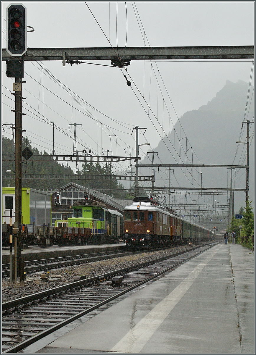 Zwei BLS Ae 6/8 ziehen bei schlechtem Wetter ihren Jubiläumszug 100 Jahre BLS beim Nordrampenfest nach Kandersteg und haben ihr Ziel fast erreicht.
29. Juni 2013