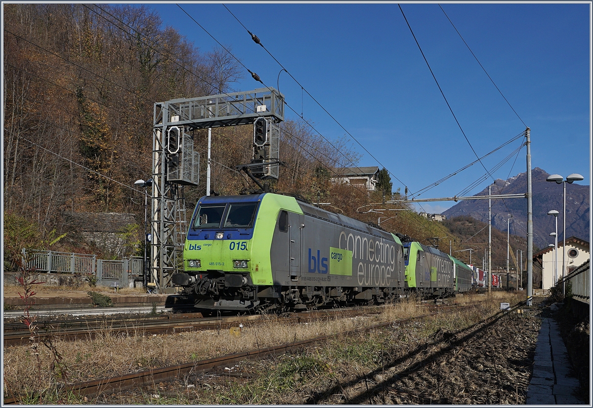Zwei BLS Re 485 erreichen mit einer RoLa nach Novara den Bahnhof von Preglia, wo der Zug wieder auf das linke Gleis, welche von Varzo nach Preglia nach nicht zugelassen ist.
21. Nov. 2017