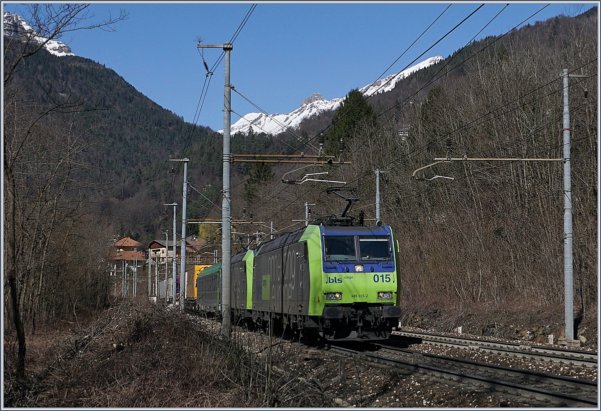 Zwei BLS Re 485 mit einer RoLa bei Varzo.
11. März 2017