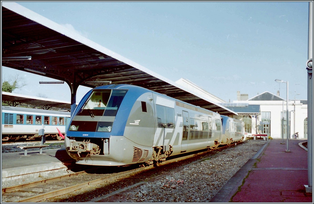 Zwei Dieseltriebzüge der Baureihe X 76500 warten in Dieppe auf ihre Abfahrt. 

14. Feb. 2002