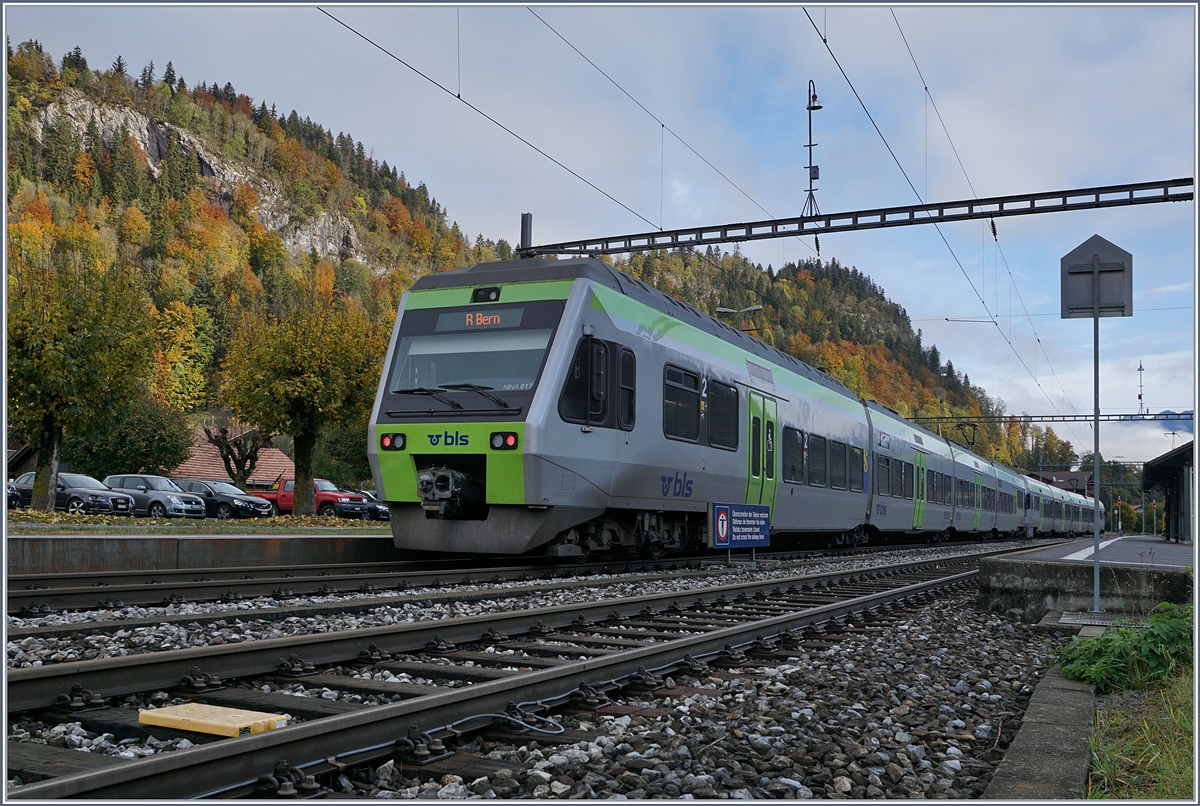 Zwei  Lötschberger  auf ihrer Fahrt von Zweisimmen nach Bern beim Halt in Boltigen. 

22. Ok.t 2019