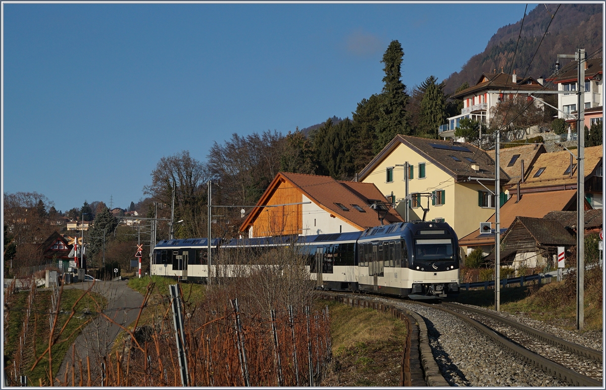 Zwei neue Alpina MOB ABe 4/4 und Be 4/4 mit zwei Zwischenwagen als Regionalzug bei Planchamp.
27.12.2016