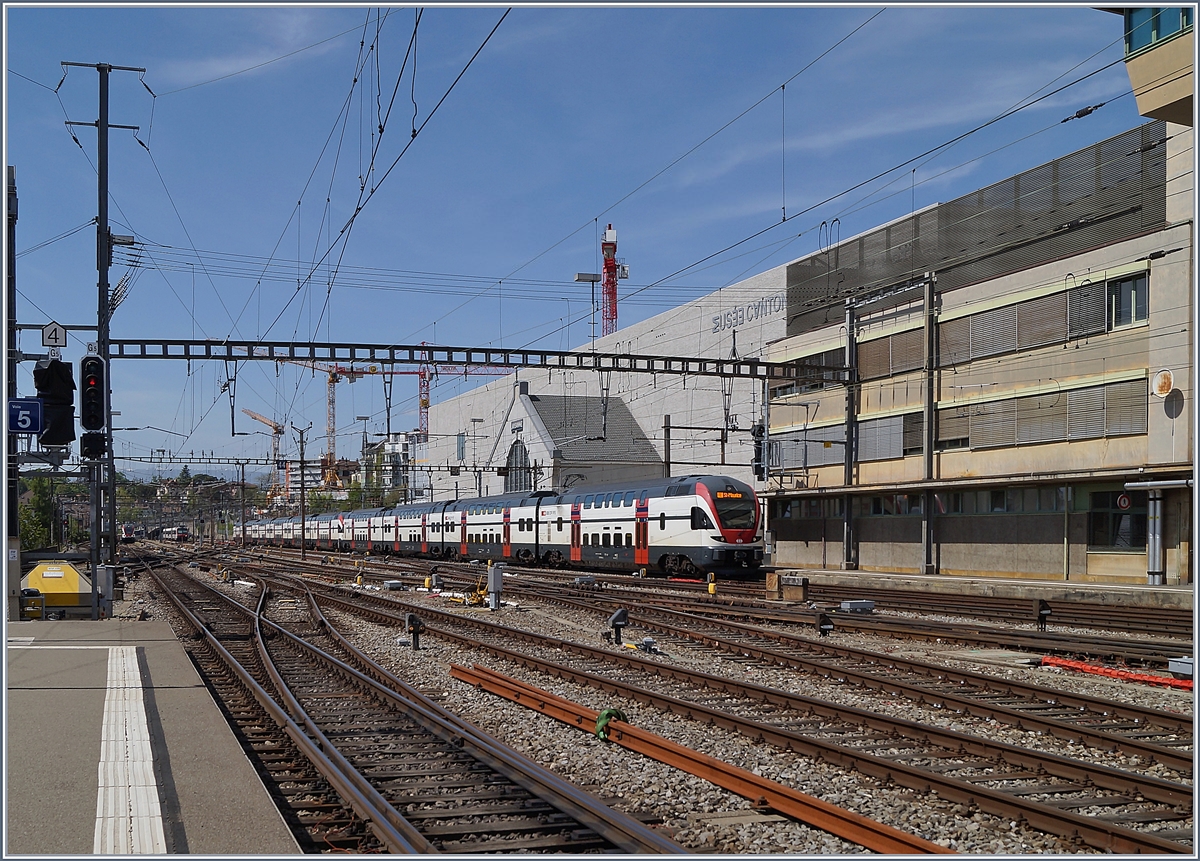 Zwei SBB RABe 511 erreichen Lausanne. Der lange Zug ist als RE auf der Fahrt von Annemasse nach St-Maurice. 

17. April 2020