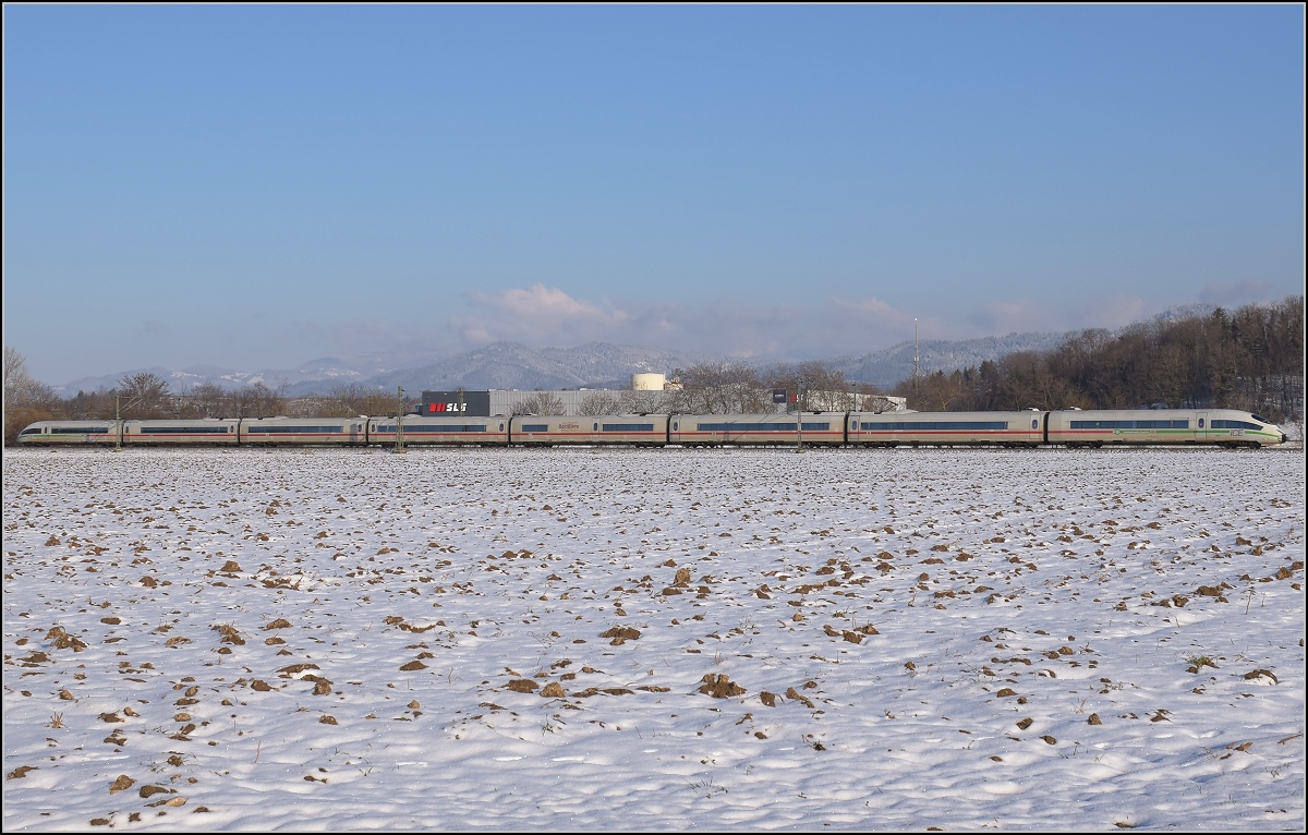 Zwischen Belchensystem und Blauendreieck. 

Der ICE 3 Euregio Maas-Rhein ist fast ein Pendant zur Triregio am Rheinknie. passt schon fast in die Fotostelle. 406 002 auf dem Weg nach Karlsruhe. Buggingen, Februar 2021.