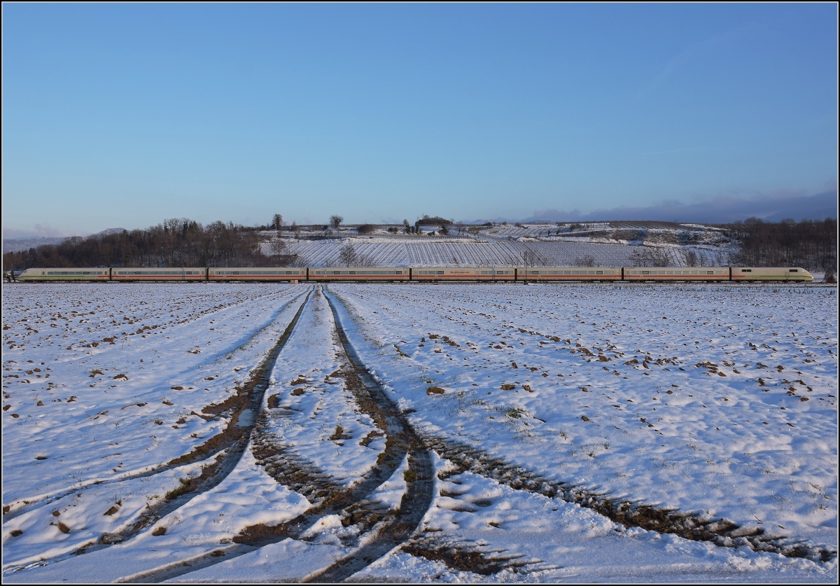 Zwischen Belchensystem und Blauendreieck. 

Ein ICE 2 verirrt sich selten in den Süden. Daher ein paar mehr Bilder des kurzen ICE auf der badischen Hauptbahn. 402 039 Essen nordwärts bei Buggingen. Februar 2021.