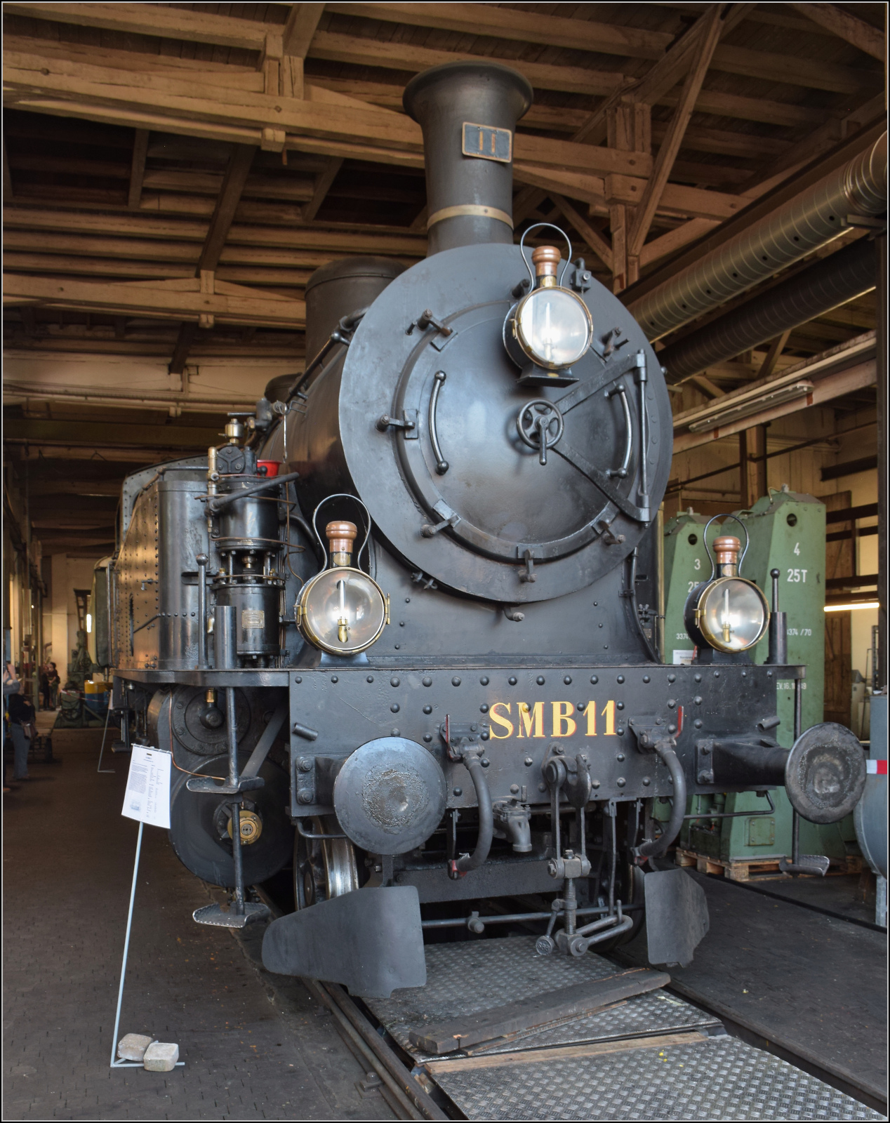 150 Jahre Emmentalbahn. 

Die grosse Dampflok der Solothurn-M�nster-Bahn, Ec 4/5 11. Konolfingen, Mai 2025.

Diese 1911 von der SLM gelieferte Lok ist im Wesentlichen die C 4/5 der SBB ohne Schlepptender, blieb aber in dieser Ausf�hrung ein Einzelst�ck. Bei der SMB war man sehr zufrieden mit den Leistungen der Lok auf ihrer steigungsreichen Strecke, sie bef�rderte knapp das doppelte Zuggewicht gegen�ber der bisherigen Ed 3/4. Bereits nach 21 Jahren war mit der Elektrifizierung ihre �ra zu Ende. Bei der Umelektrifizierung der BTB und der Elektrifizierung der Emmentalbahn kam sie zuletzt zu gr��eren Eins�tzen. Anschlie�end wurde sie wurde noch lange Zeit f�r Reservezwecke instand gehalten. Nach einigen Jahren als Denkmal kam sie zur Dampfbahn Bern, wo ihr Erhalt gesichtert ist, selbst wenn sie momentan nicht betriebsbereit ist. 