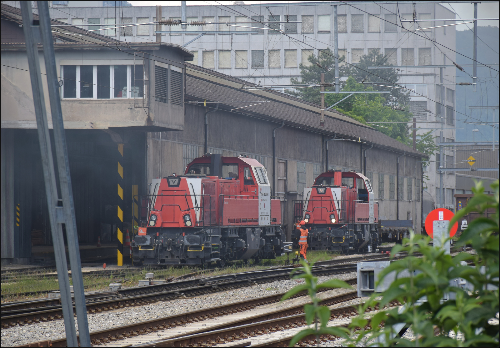 150  Jahre Emmentalbahn.

Angesichts der offensichtichen Freude am Jubiläumsfest der Emmentalbahn ist zu vermuten, dass die beiden Gravitas Em 847 004 und Em 847 005 nicht ganz zufällig vor dem Stahlwerk Spalier standen, um die Werks-Veteranin zu salutieren. Gerlafingen, Mai 2025.