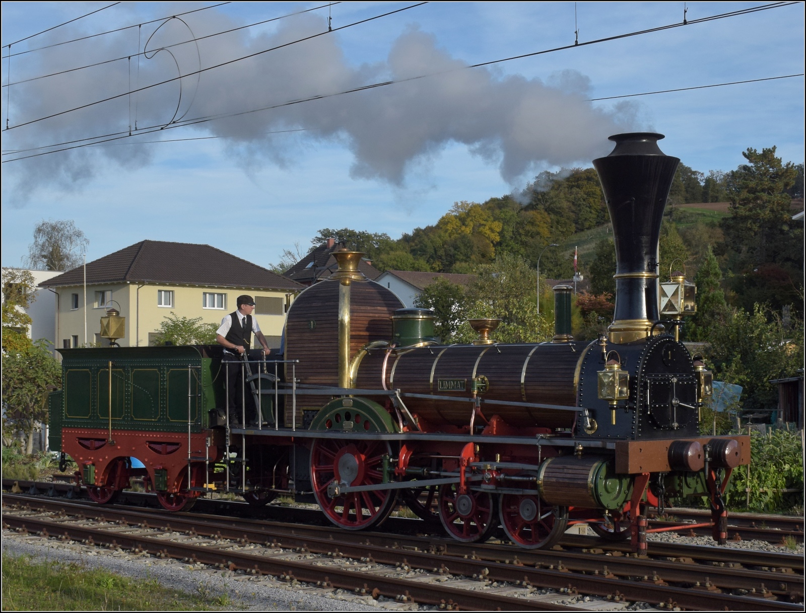 175 Jahre Spanisch-Brötli-Bahn.

In Laufenburg rangiert der Nachbau der ersten Schweizer Lok, die Limmat auf die andere Seite ihres Zuges. Oktober 2022.
