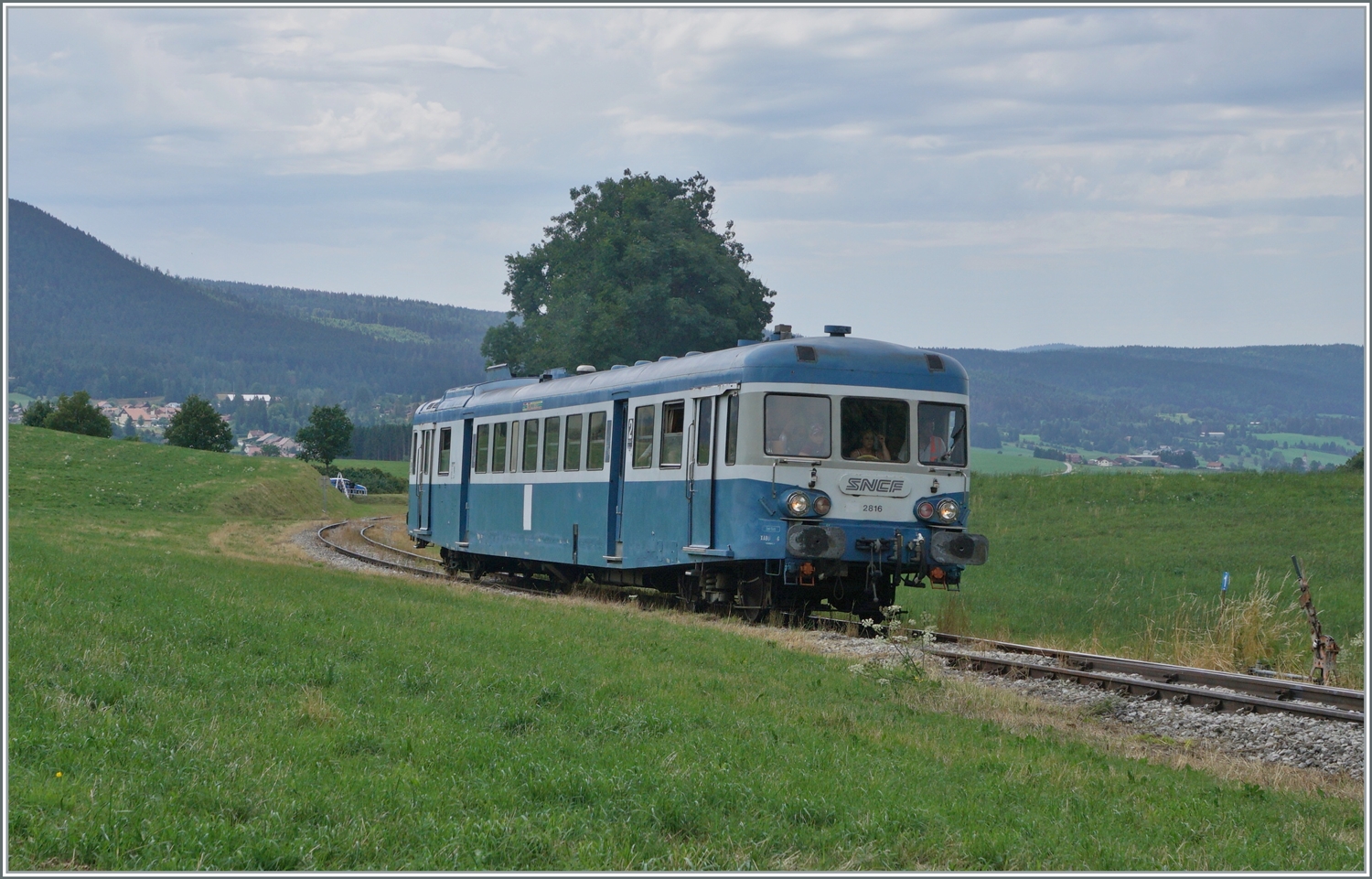 30 ANS CONI'FER /30 Jahre Coni'Fer - Neben der E 3/3 und der 52 8163-9 versprach das Programm als dritten Zug einen Autorail; zwar hoffte ich auf den Coni'Fer eigenen X 2426, doch auch der X 2816 der  Association l'autorail X2800 du Haut-Doubs  der dann zum Einsatz kam, war mir mehr als Recht. Der angesprochene X 2426 ist noch in Arbeit, aber man kann sich jetzt schon auf diesen schmucken Triebwagen freuen. Das Bild zeigt den X 2816 als Zug N° 3 Les Hôpitaux Neuf (ab 14.00) nach Fontaine Ronde kurz vor Le Touillon, bei bei Km 58 J-E / J-S / SBB bzw. Km 467 PLM / SNCF. Es dürfte der erste X 2800 sein, der auf dieser Strecke zum Einsatz kommt.

15. Juli 2023 