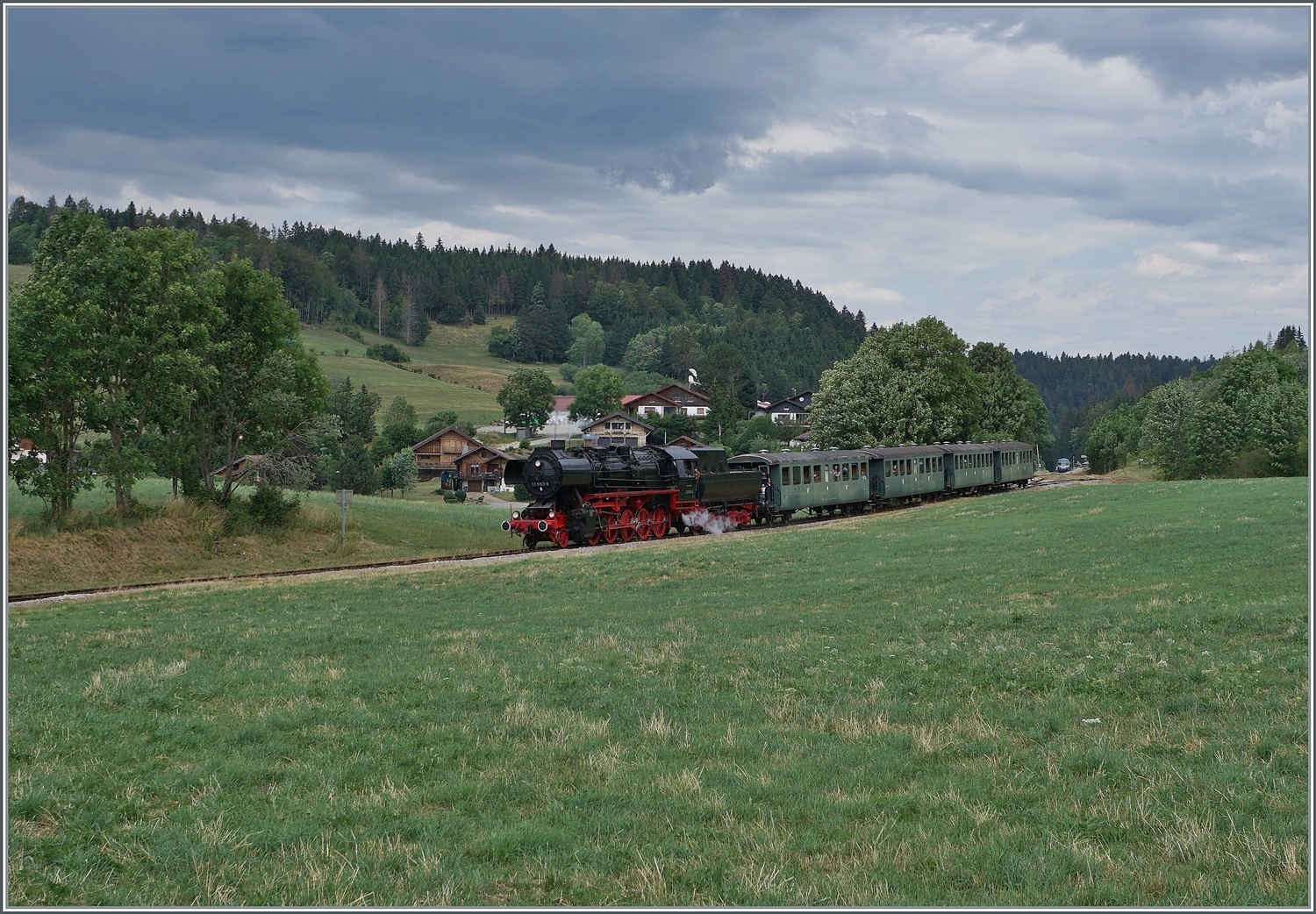 30 ANS CONI'FER /30 Jahre Coni'Fer - die Coni'Fer 52 8163-9 ist bei Le Touillon auf dem Weg nach Les Hôpitaux Neufs. 

15. Juli 2023