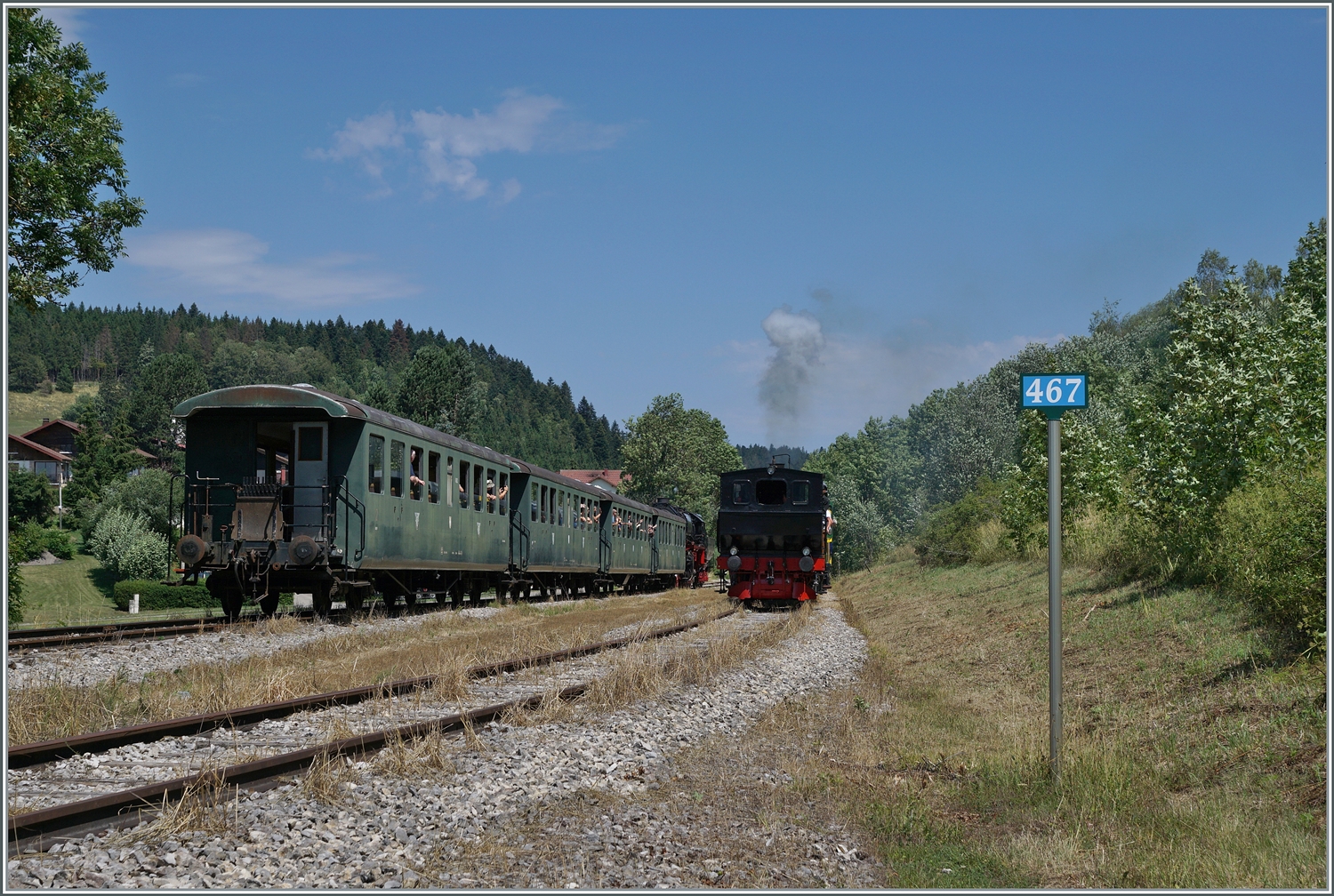 30 ANS CONI'FER /30 Jahre Coni'Fer - Mitten im Jura, auf gut 1000 müM, 467 km von Paris (und ca 400 von Milano) entfernt kreuzen sich in der kleinen Landstation Le Touillon zwei Züge. Die Höhenlage mit strengen Wintern und eine durchs Gelände ungünstige Kurven- und steigungsreiche Trassierung waren schlechte Voraussetzungen für eine effizienten Betriebe der Strecke Vallorbe - Pontarlier, weshalb man sich zum Bau des Mont-d'or Tunnels entschloss, der 1915 eröffnet wurde und der Strecke Vallorbe - Pontarlier zur Nebenbahn degradierte. Wie gut, dass die Coni'Fer 1992 die Initiative ergriff, hier wieder Züge verkehren zu lassen, was seit 1993 auch wieder möglich ist. Das Bild zeigt soweit ersichtlich die 52 8163-9 mit vier vierachsigen Plattform Wagen Bi 4 (ex Seetal/EBT?) auf der Fahrt nach Fontaine Ronde und den Gegenzug mit der E 3/3 N° 5  Rhone  (SLM 1915/ Fabriknummer 2538) in Le Touillon. 

15. Juli 2023